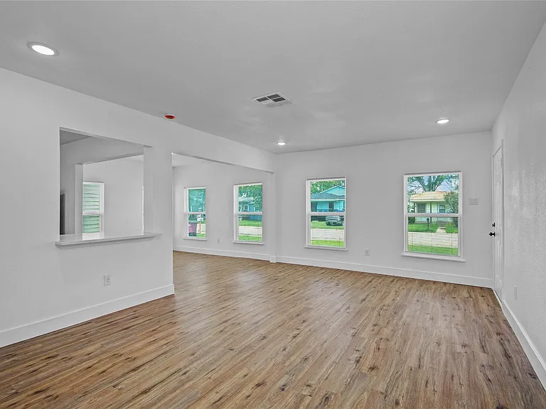 1203 W 6th St — Photo 8