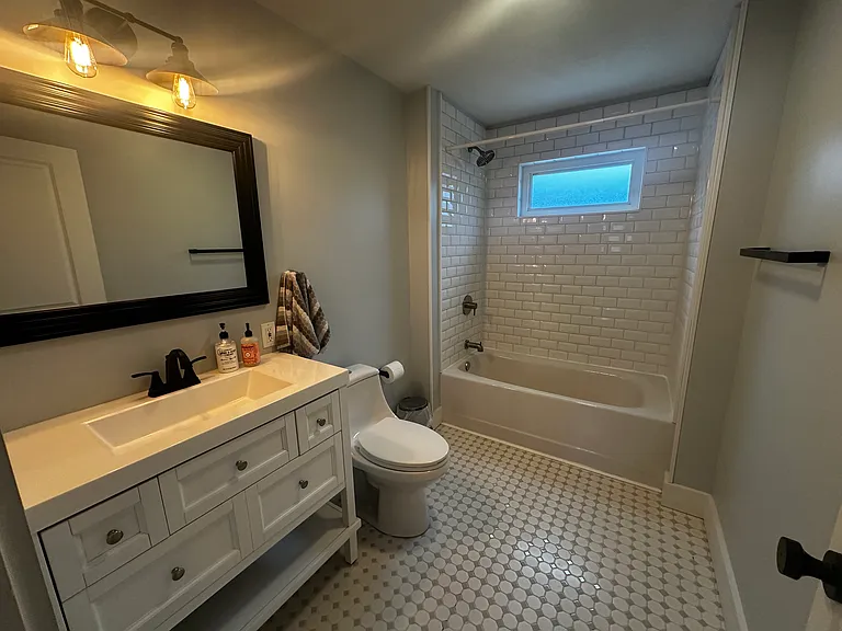 2465 Tremont Ave — Photo 13