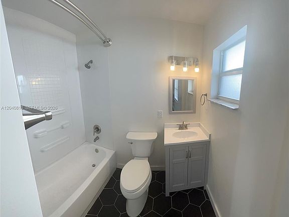 3rd image of 1015 SW 4th Ave #B