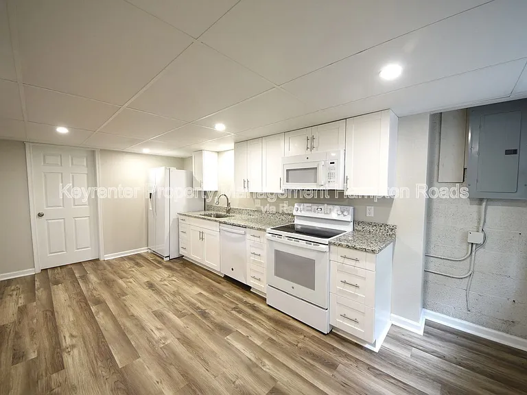1303 Tallwood St #B — Photo 7