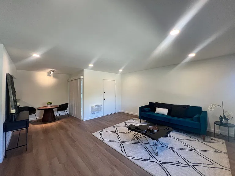 13429 Moorpark St — Photo 19