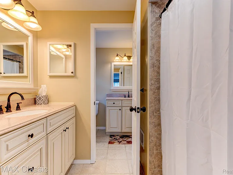 24323 Pinecrest St — Photo 22