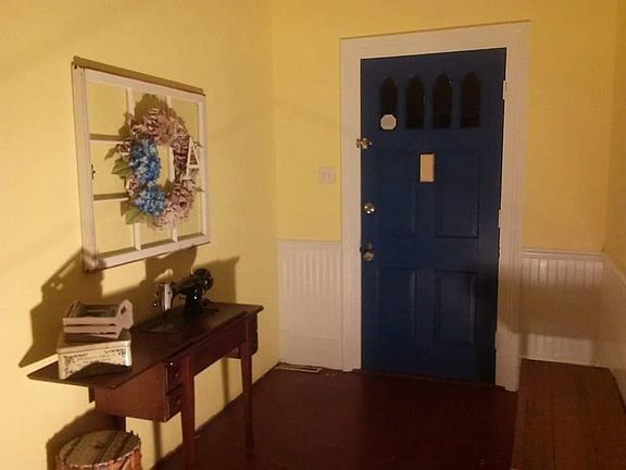 Front Foyer : Original hardwood flooring