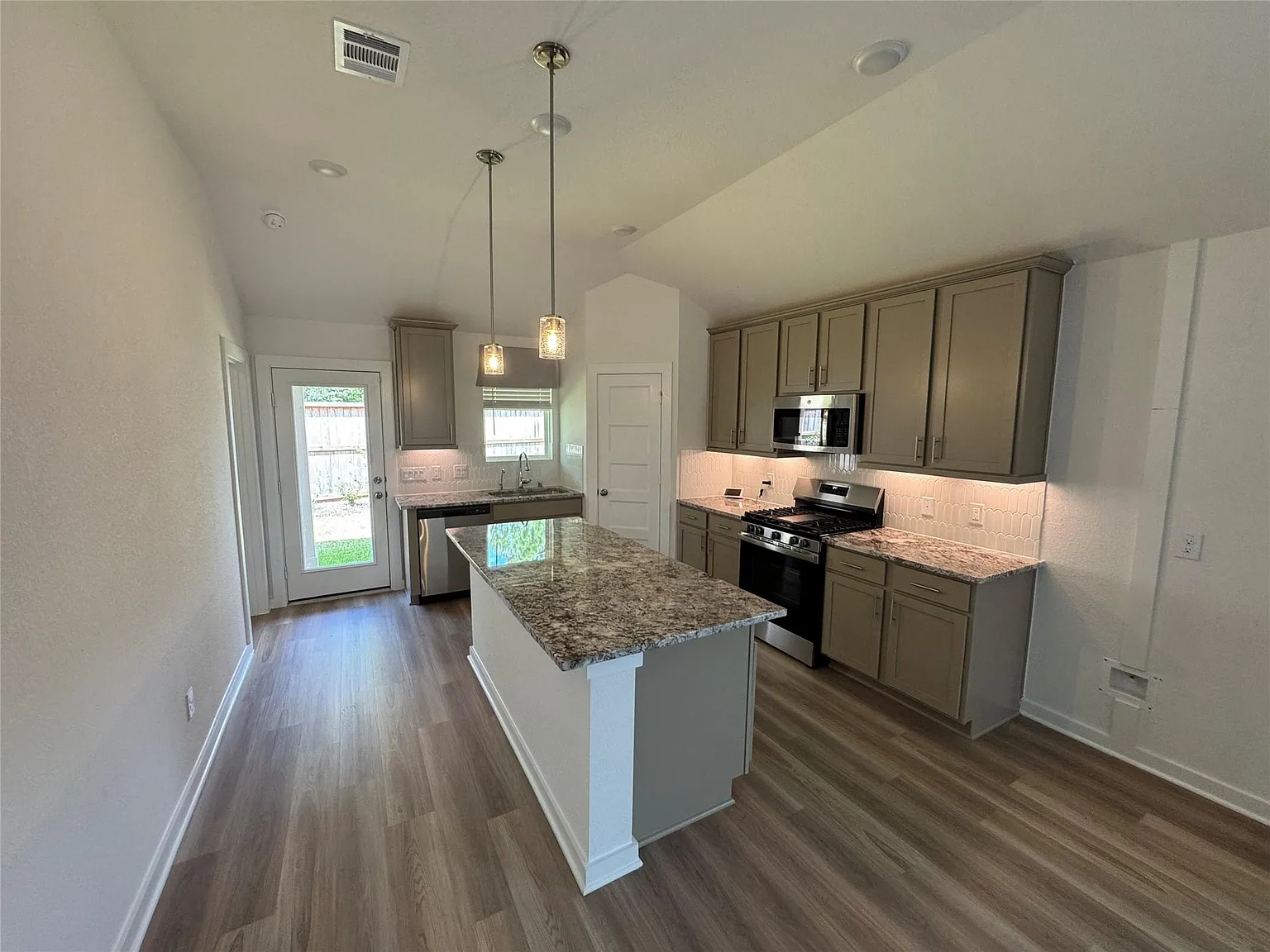 3 bed, 2.0 bath, 1566 sqft, $1,995 — Photo 2