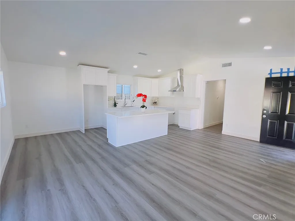 3 bed, 1021 sqft, $2,850 — Photo 3