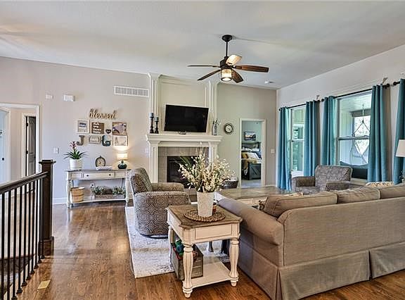 3rd image of 810 SW Hill Top Ct