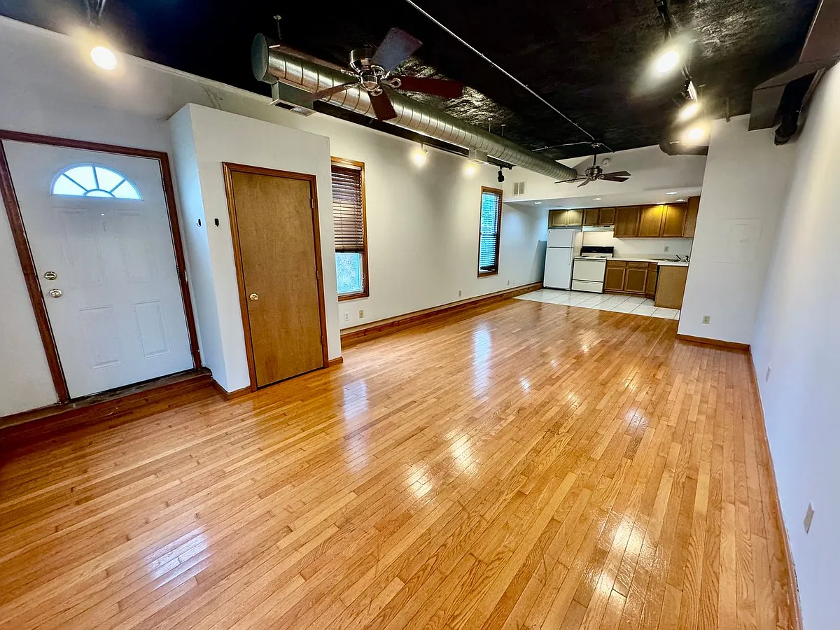 Building Photo - 400 Perrin St