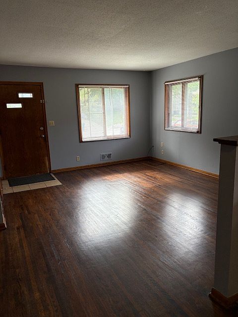 Upstairs Living Room 14' x 15'