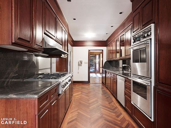 3rd image of 8 E 93rd St