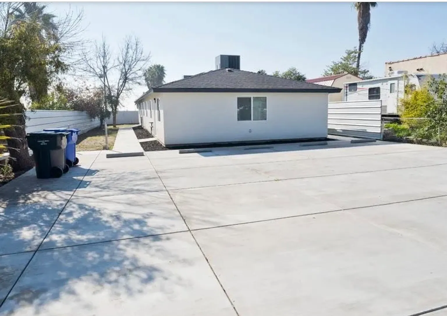 3 bed, 1000 sqft, $2,100 — Photo 3