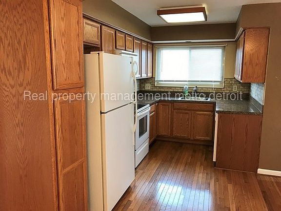 3rd image of 30926 Roycroft St