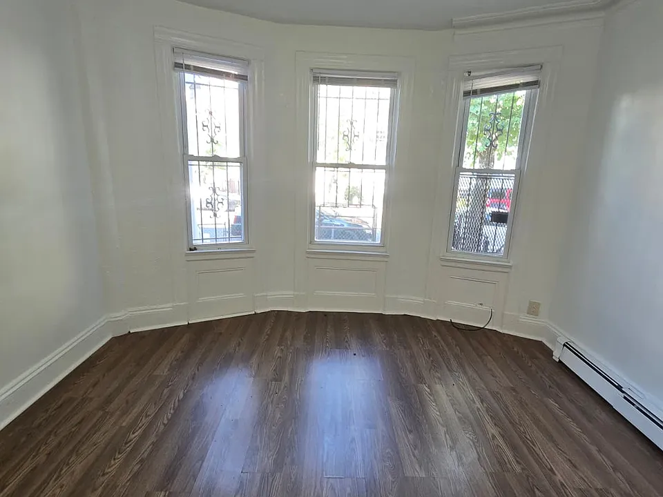 31 Van Nostrand Ave #1