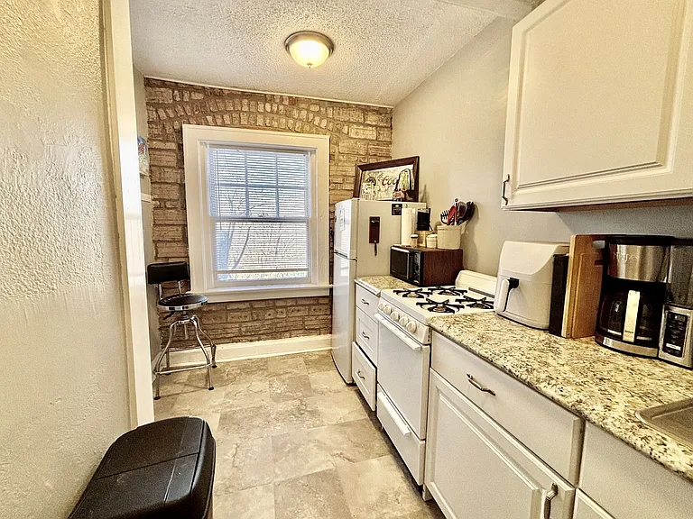 Valentine Place Apartments — Photo 18