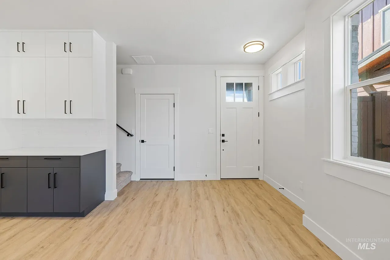 3 bed, 2.5 bath, 1799 sqft, $2,200 — Photo 2