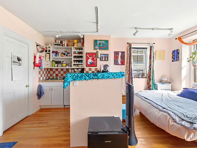 3 Saint Charles St #8 — Photo 2