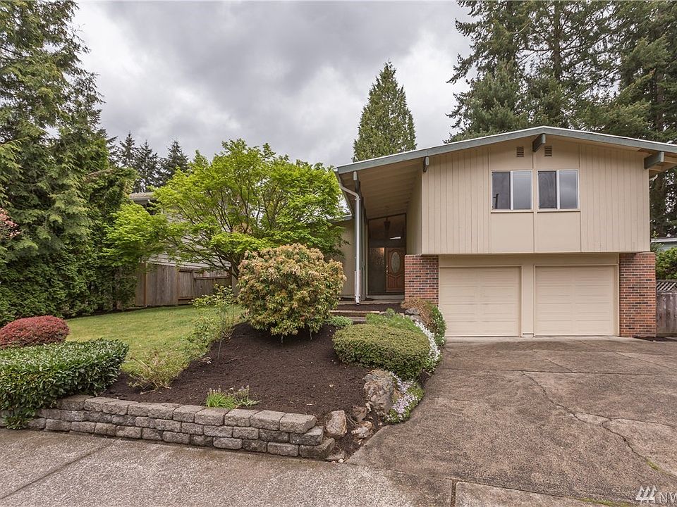 Welcome to this well-loved tri-level home.