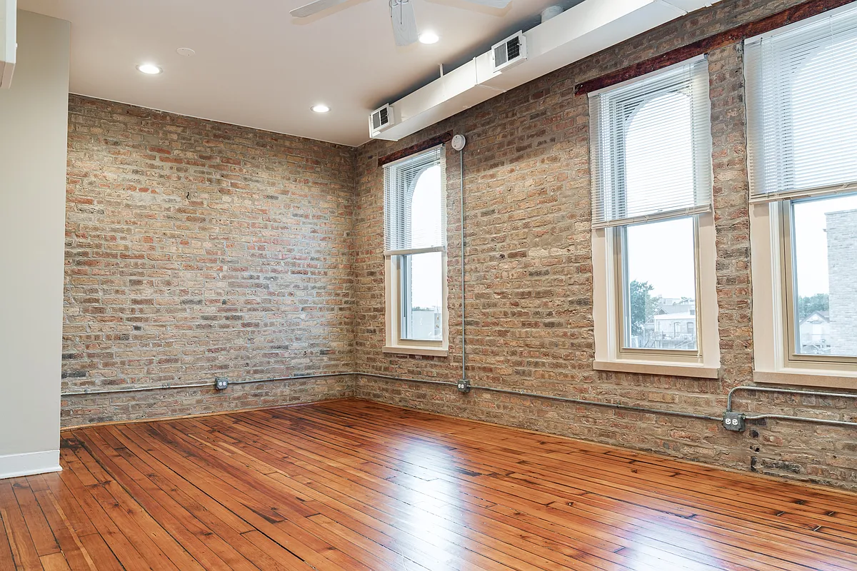 Building Photo - 924 N Noble St #4R