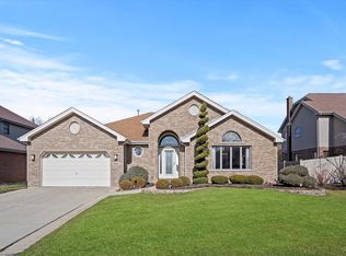1660 Tower Hill Dr, Woodridge, IL 60517