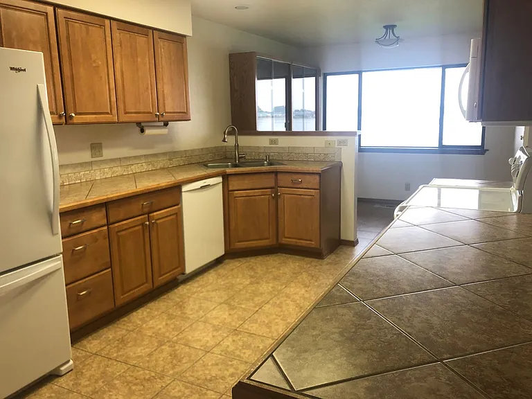 807 Westshore Dr NE #B5 — Photo 6
