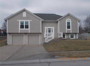 412 N Franklin Dr, Raymore, MO 64083