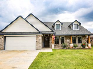 105 Freedom Dr, Clute, TX 77531