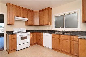 Kitchen :: 933 Huntington Ave.