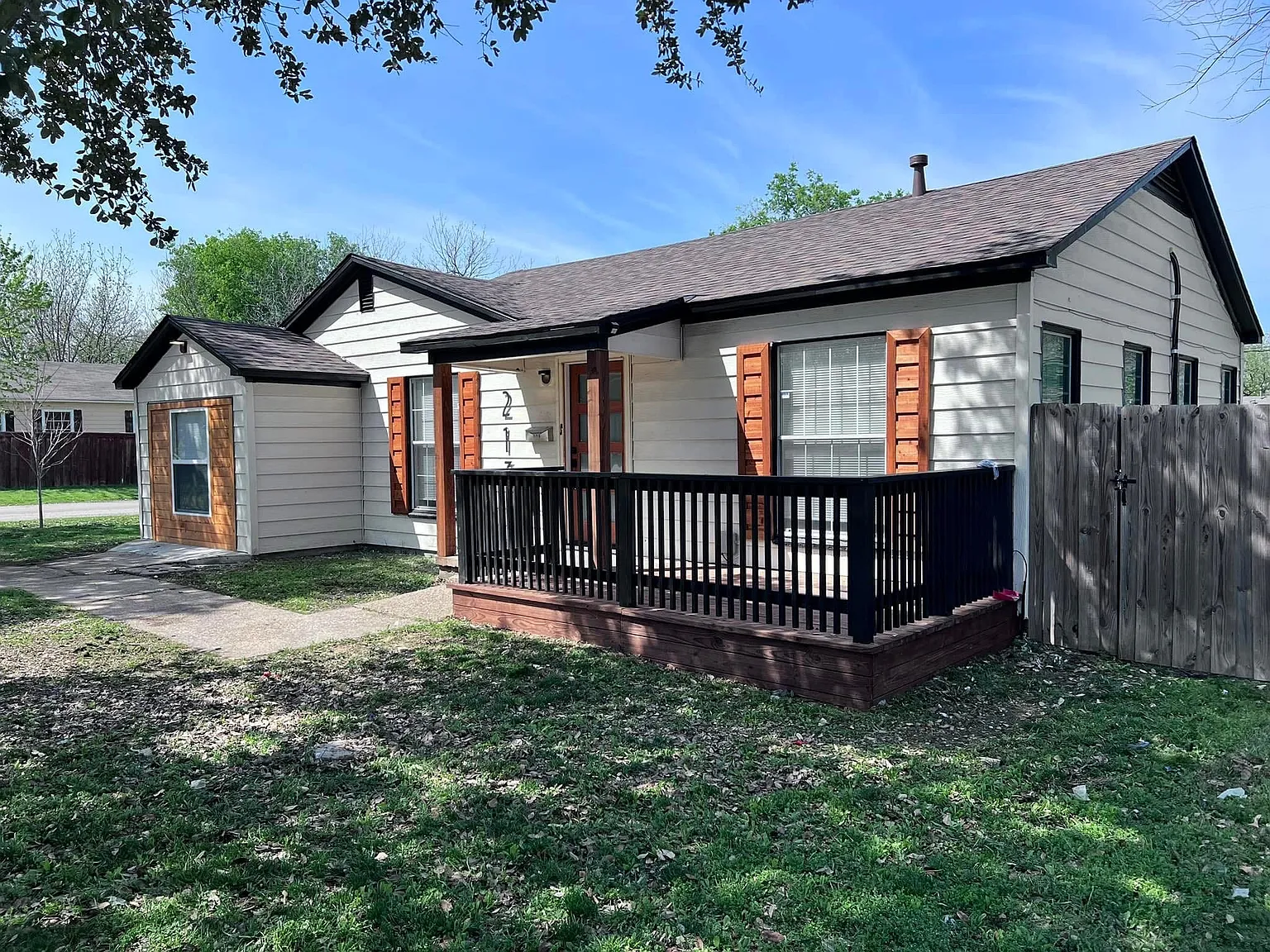3 bed, 1200 sqft, $2,200 — Photo 3
