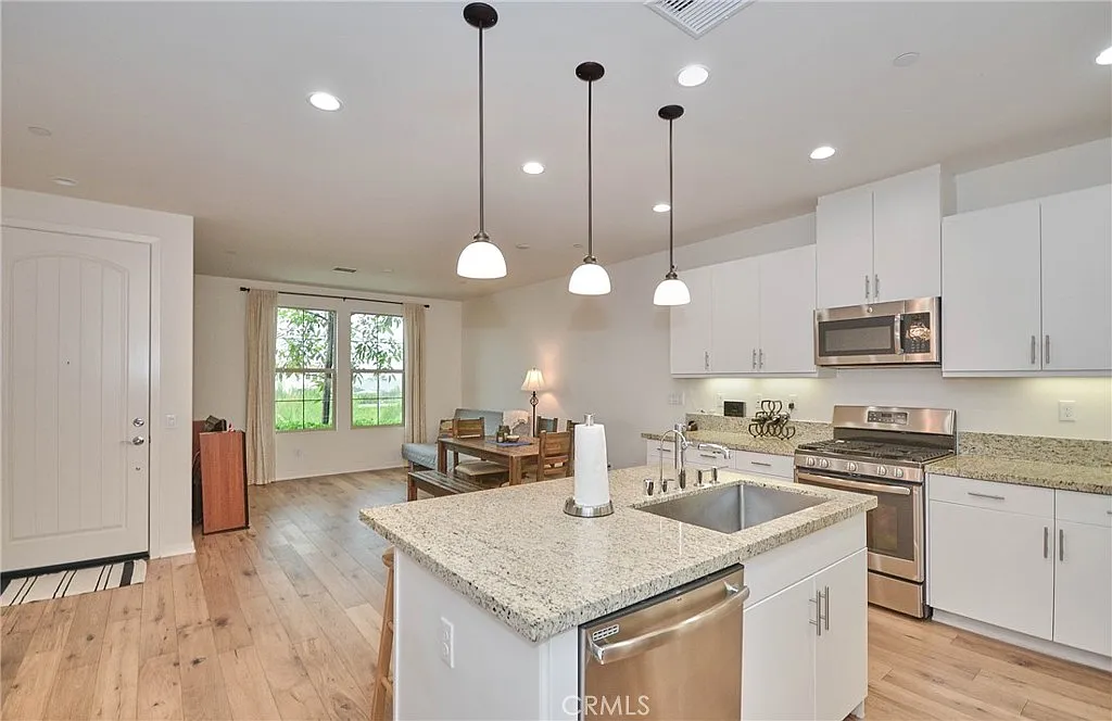 3 bed, 2.5 bath, 1563 sqft, $4,000 — Photo 4
