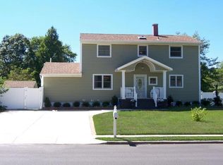 370 Raft Ave, Holbrook, NY 11741