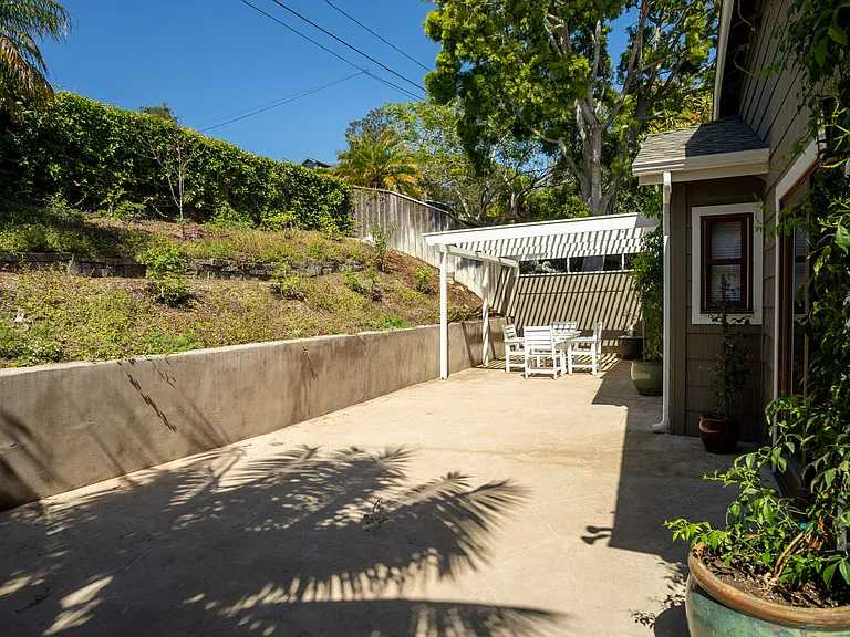 2521 Whitney Ave — Photo 12