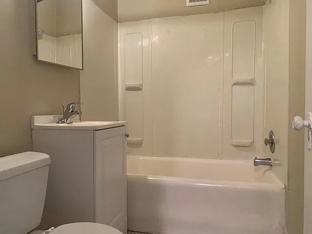 Studio, 600 sqft, $955 — Photo 2