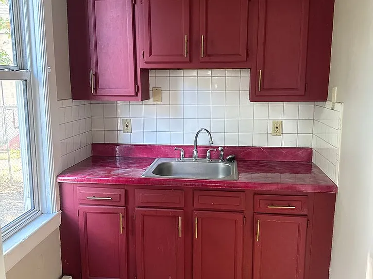 865 Eddy St — Photo 1