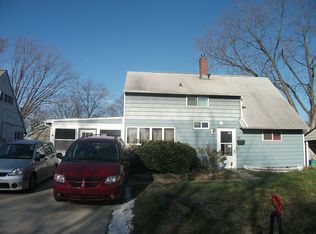 18 Grapevine Rd, Levittown, PA 19057