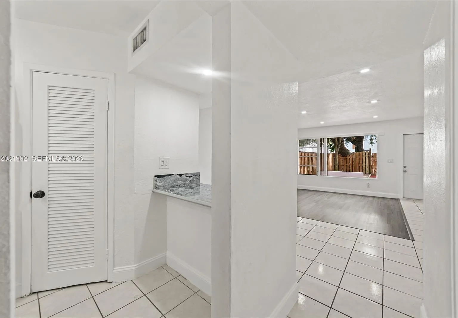Executive Manors — Photo 4