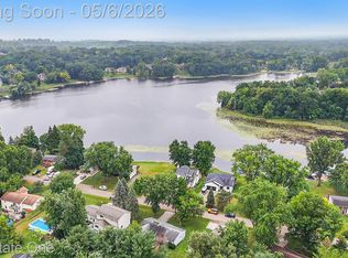 12161 Della Dr, Brighton, MI 48114