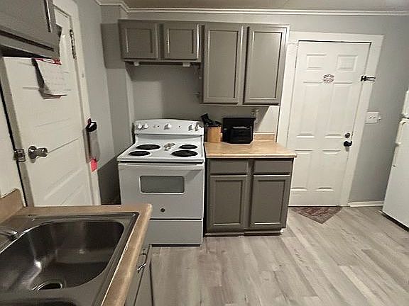 2nd image of 2114 Farnam St