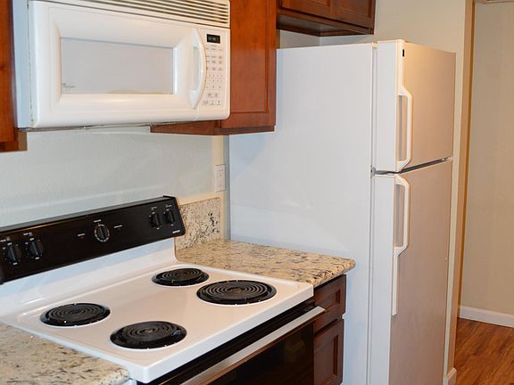 4th image of 2428 Larkspur Ln