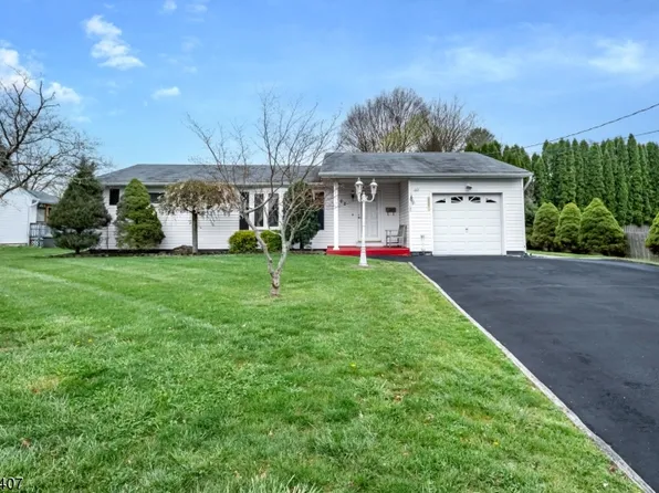 102 Louis Ln, Hackettstown Town, NJ 07840