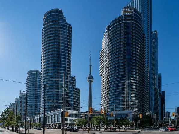 208 Queens Quay W #2111, Toronto, ON M5J 2Y5