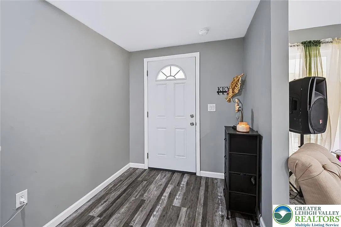 4 bed, 2.5 bath, 1935 sqft, $1,795 — Photo 4