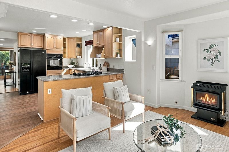 4th image of 4616 49th Avenue S