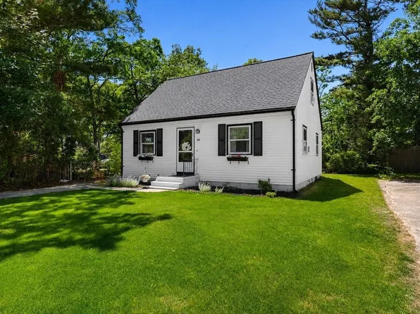 88 Hathaway St, Wareham, MA 02571