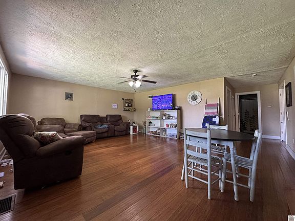 3rd image of 608 Downs St