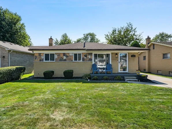 23806 Lakewood St, Saint Clair Shores, MI 48082