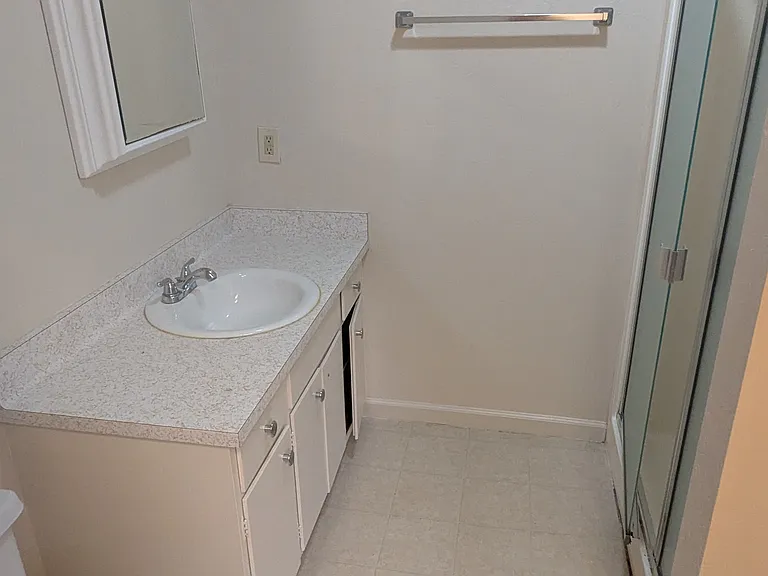 22335 Meekland Ave #UPSTAIRS — Photo 7