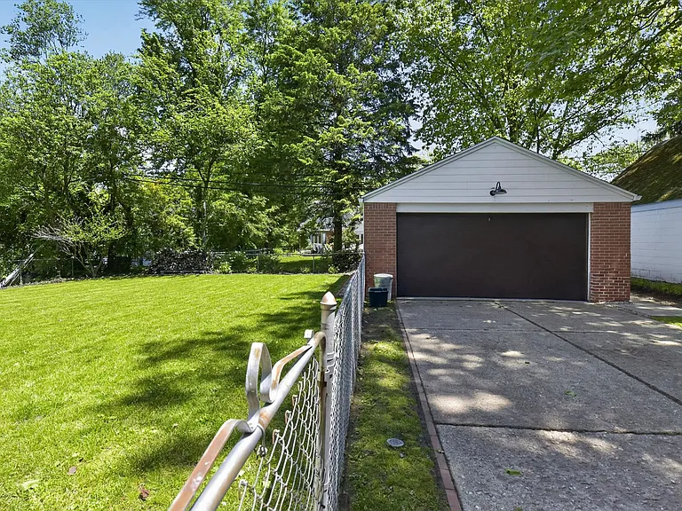 Detached garage