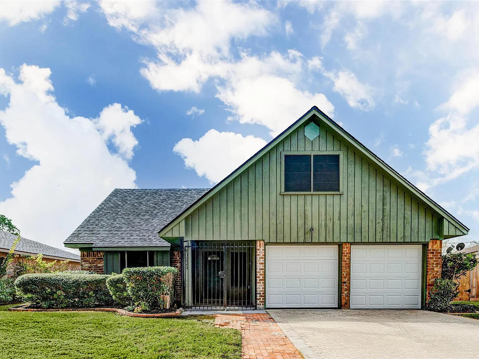 5 bed, 2.0 bath, 2024 sqft, $2,500 — Photo 3