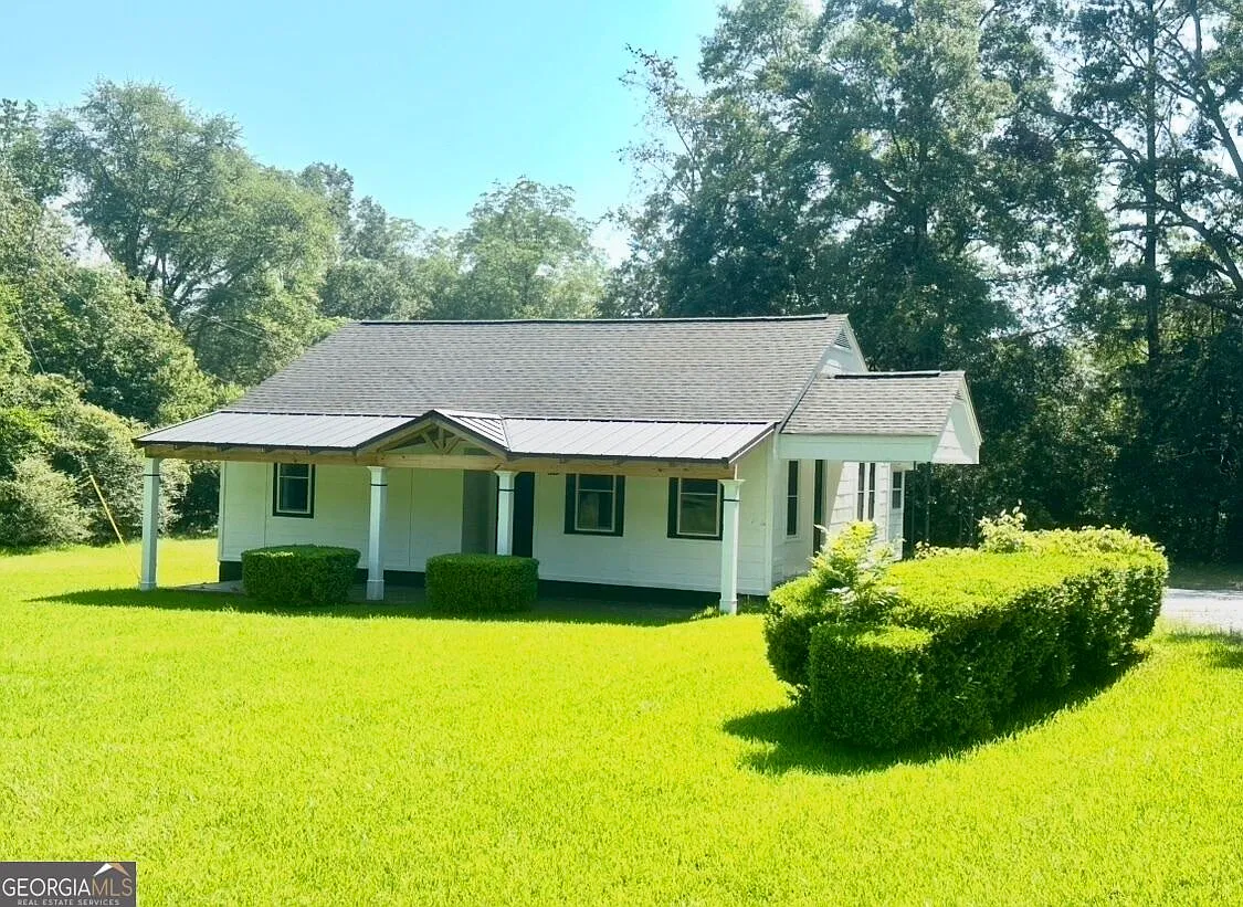 3 bed, 1.0 bath, 1104 sqft, $1,600 — Photo 1