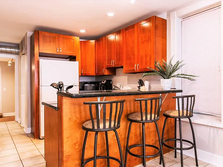 1138 W Barry Ave #G — Photo 4