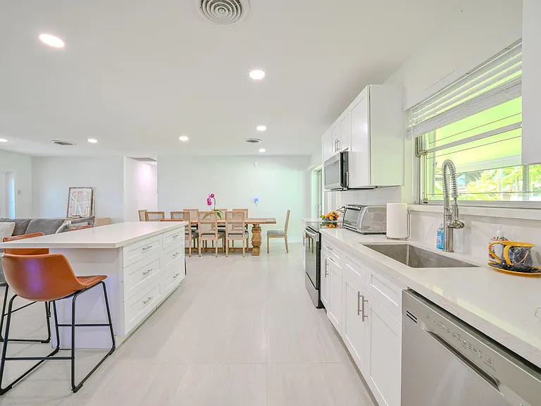 5911 SW 36th Ter — Photo 11